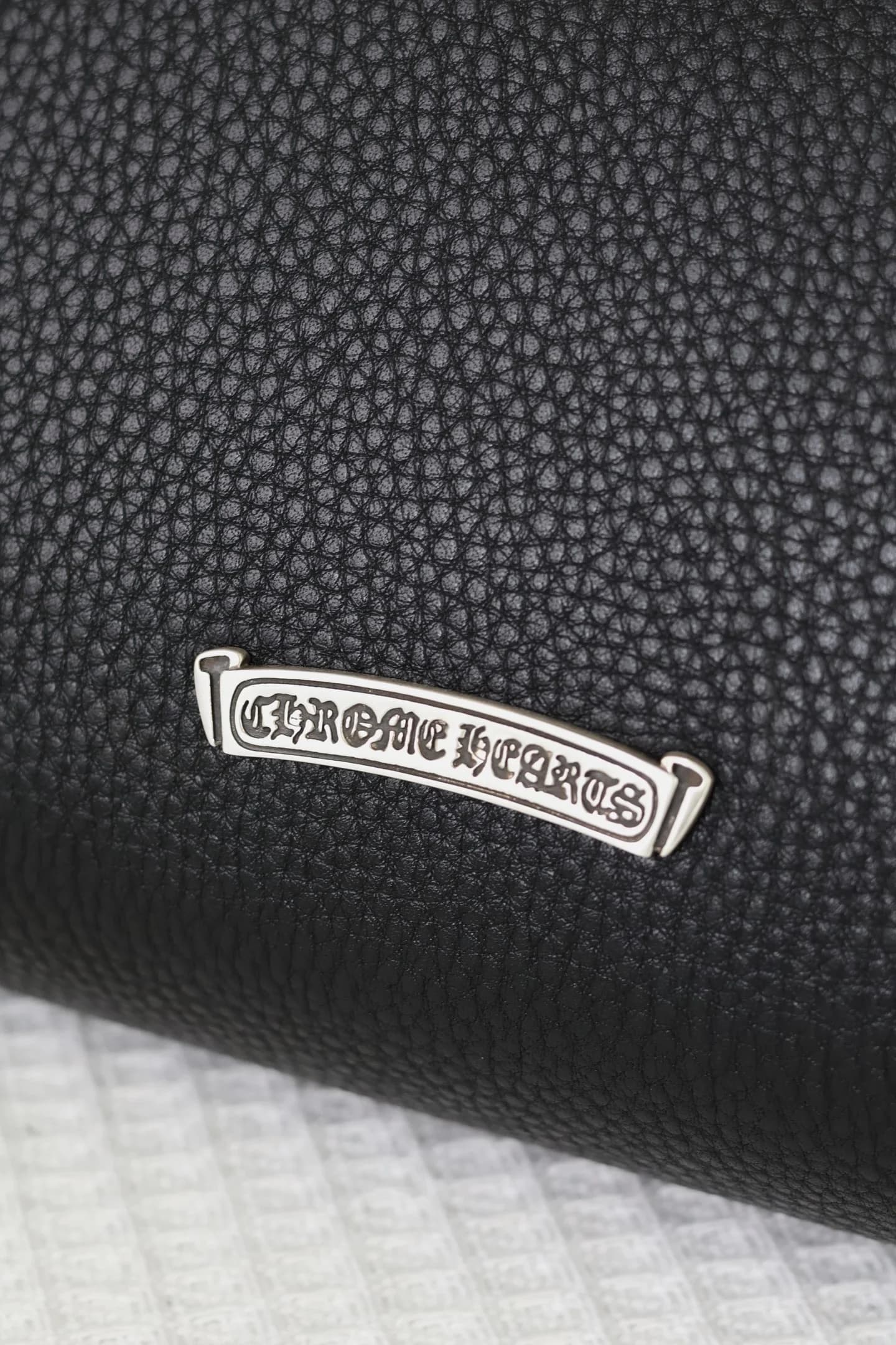 Серебряная табличка с гравировкой логотипа Chrome Hearts