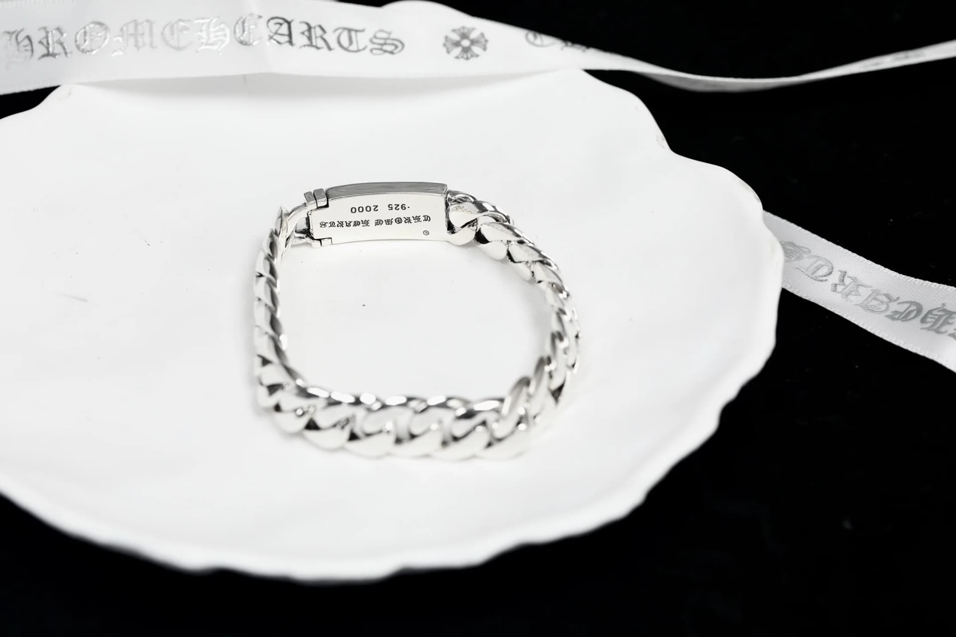 Обратная сторона браслета Chrome Hearts с гравировкой