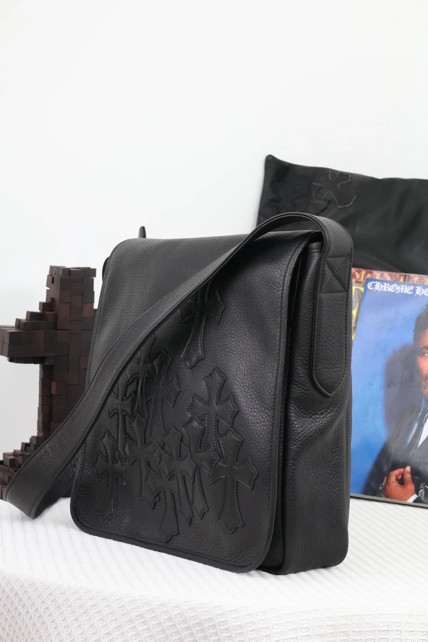Сумка Chrome Hearts из черной зернистой кожи, вид в три четверти