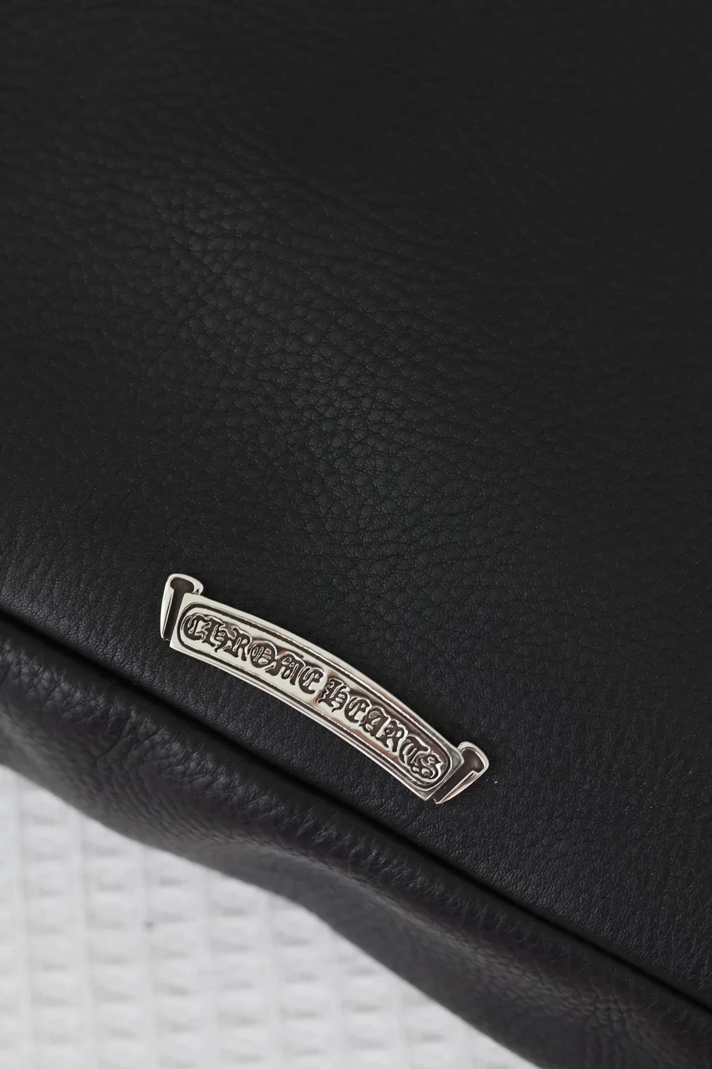 Фирменная серебряная планка Chrome Hearts с гравировкой логотипа