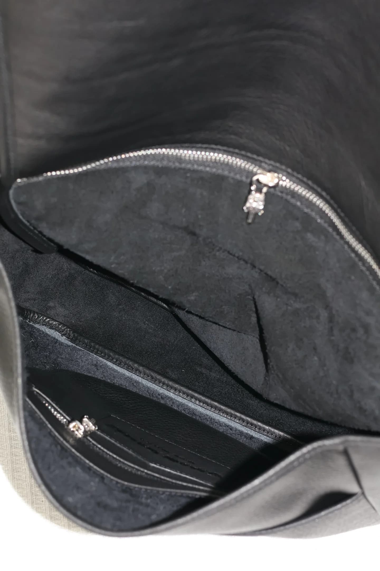 Основное отделение сумки Chrome Hearts с текстильной подкладкой и карманами на молнии