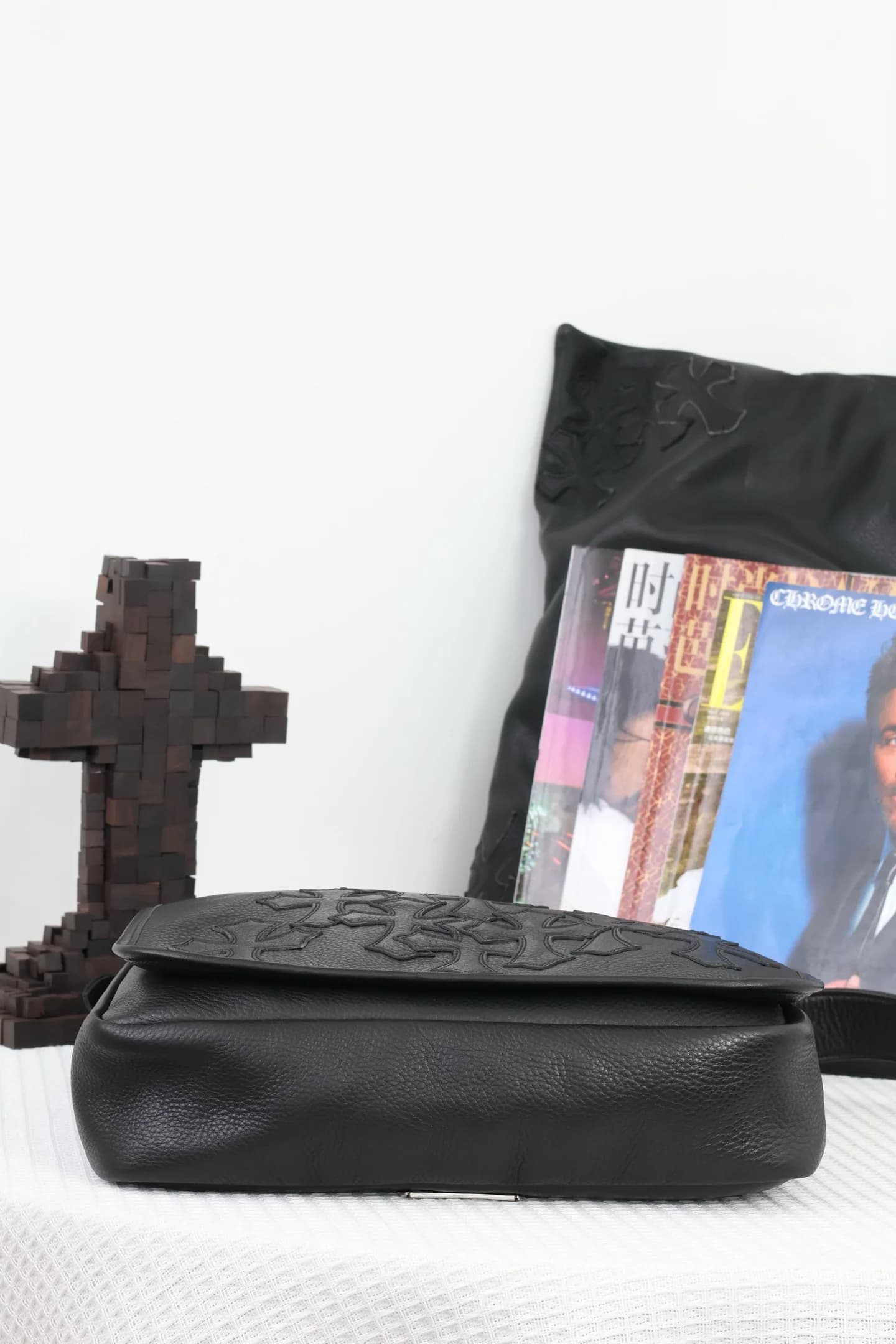 Дно кожаной сумки Chrome Hearts, вид снизу