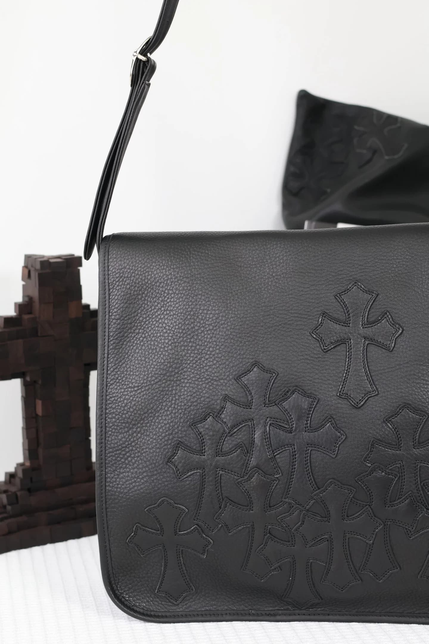 Верхняя часть сумки Chrome Hearts с плечевым ремнем и нашивками крестов