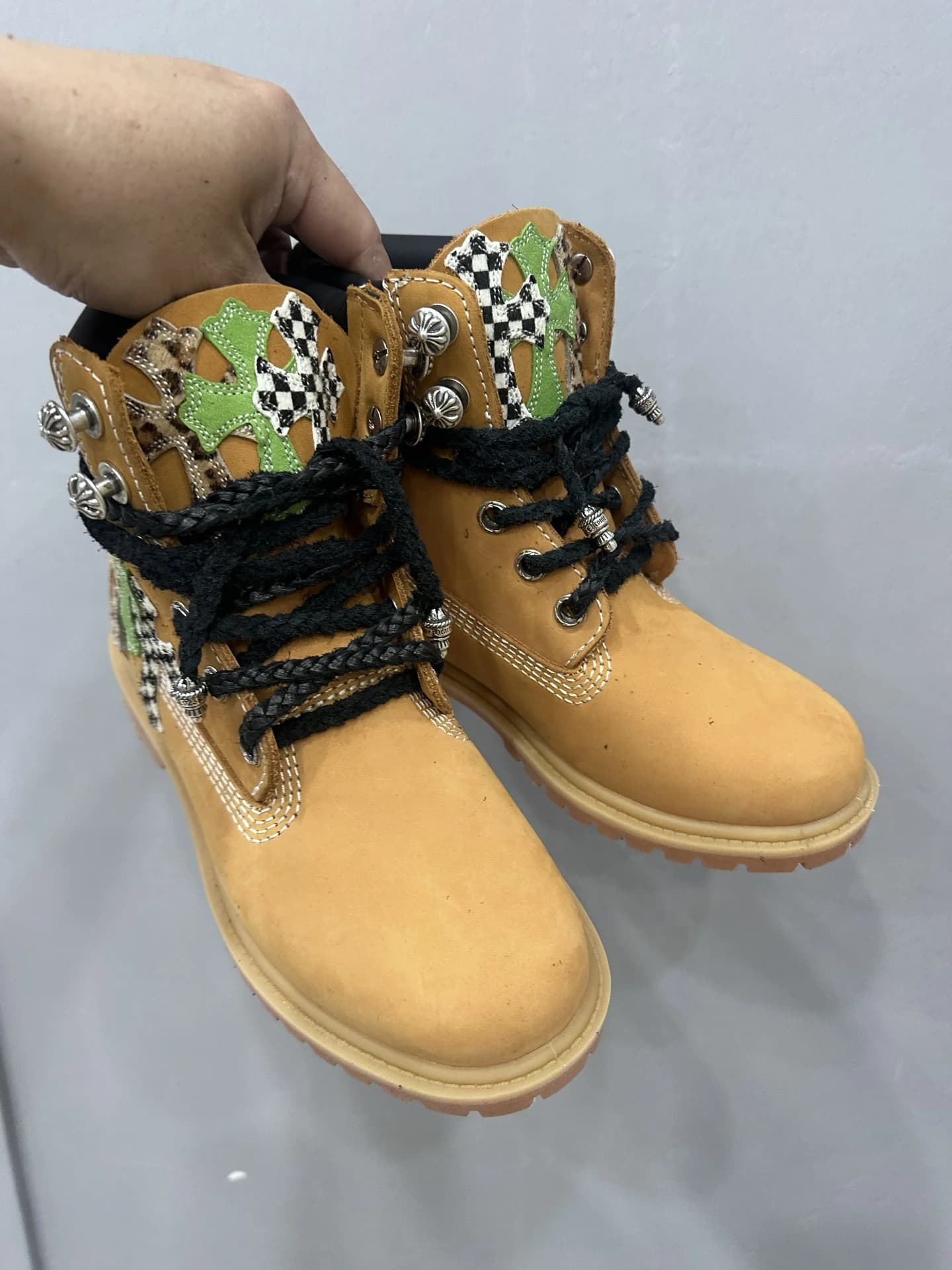 Желтые ботинки Chrome Hearts x Timberland с нашивками в виде крестов, вид сбоку