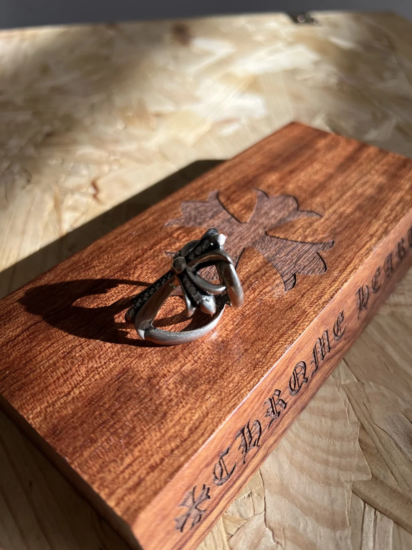 Кольцо Chrome Hearts Infinity с бриллиантами, вид сбоку и шинка