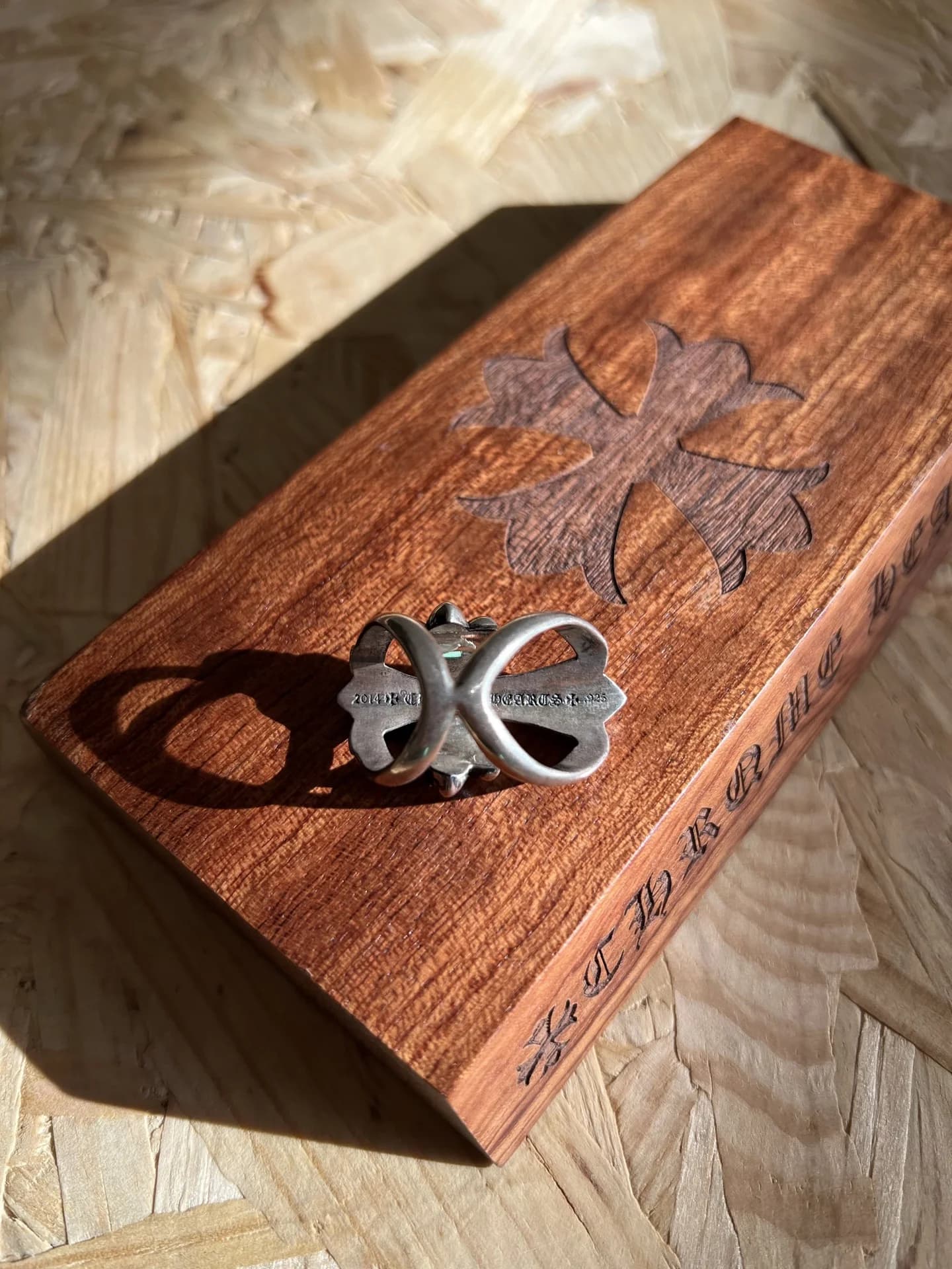 Кольцо Chrome Hearts Infinity из чернёного серебра, вид сверху