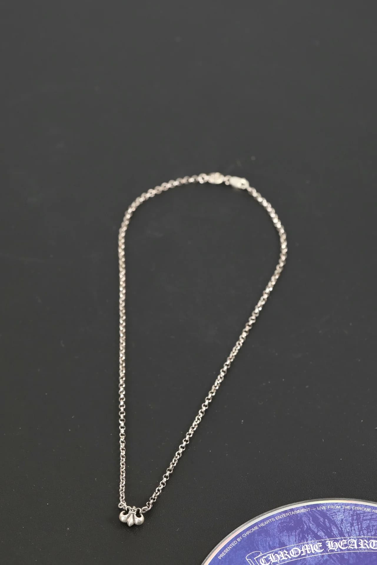 Серебряное колье Chrome Hearts с подвеской Fleur-de-lis, общий вид