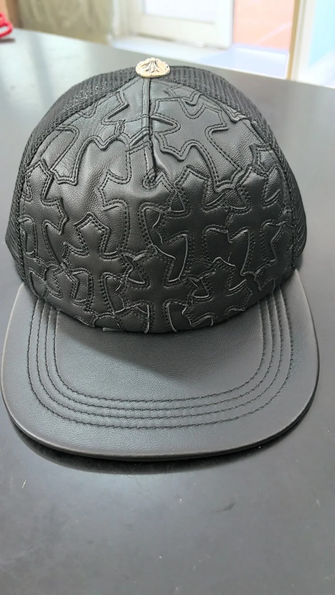 Черная кепка Chrome Hearts с кожаными нашивками-крестами, вид спереди