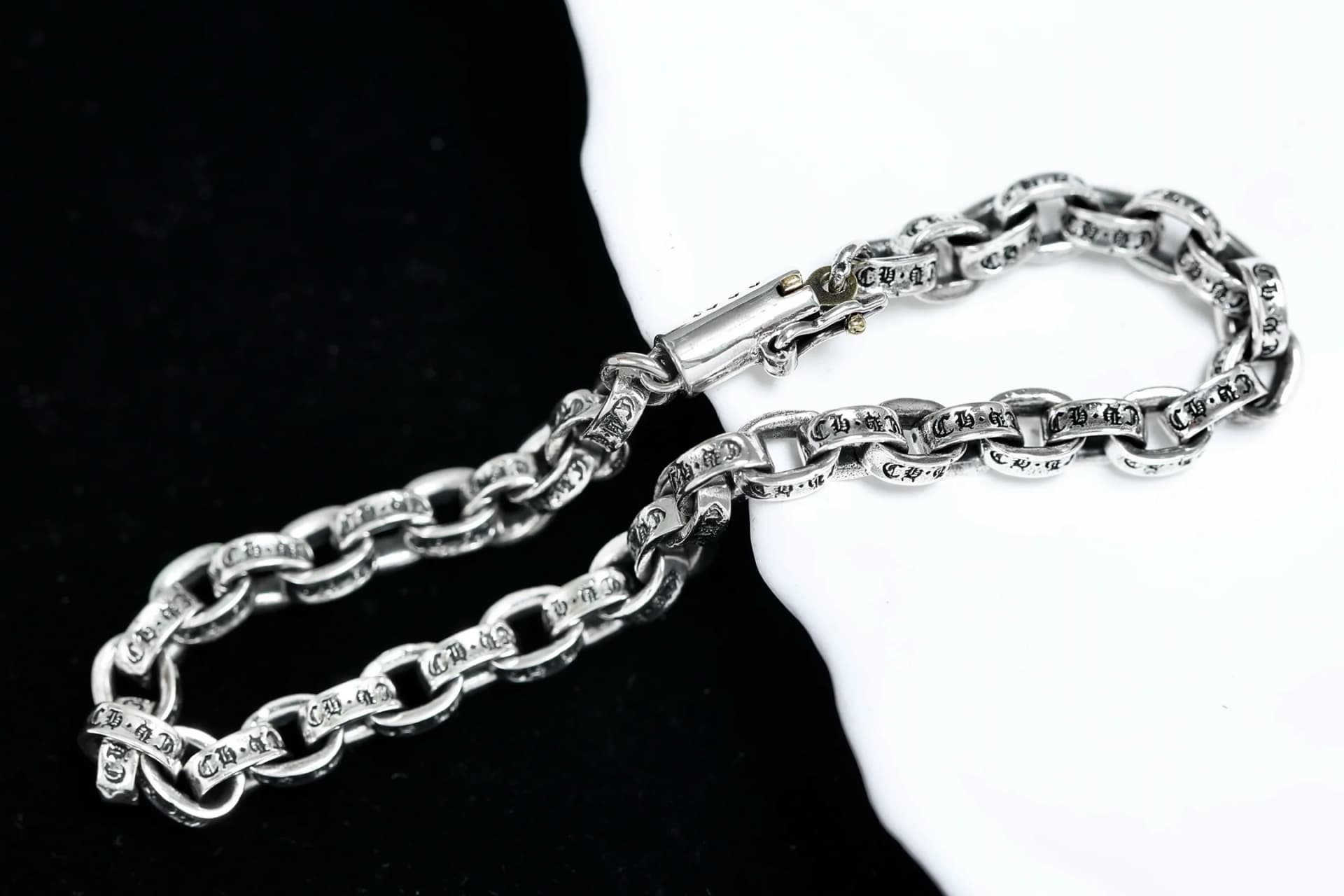 Звенья и замок серебряного браслета-цепи Chrome Hearts крупным планом